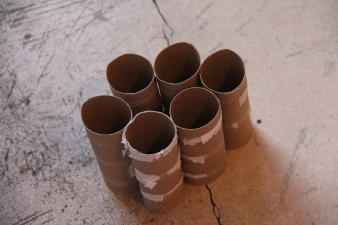 Toiletpaper rolls can be cut and used to start seedlings. I plan to try this out in spring.